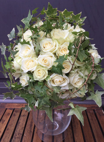 Bouquet rond - Roses blanches et lierres sauvages
