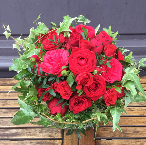 Bouquet rond - Roses rouges et lierres sauvages