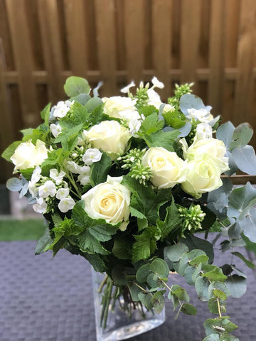 Bouquet de roses et de florettes blanches